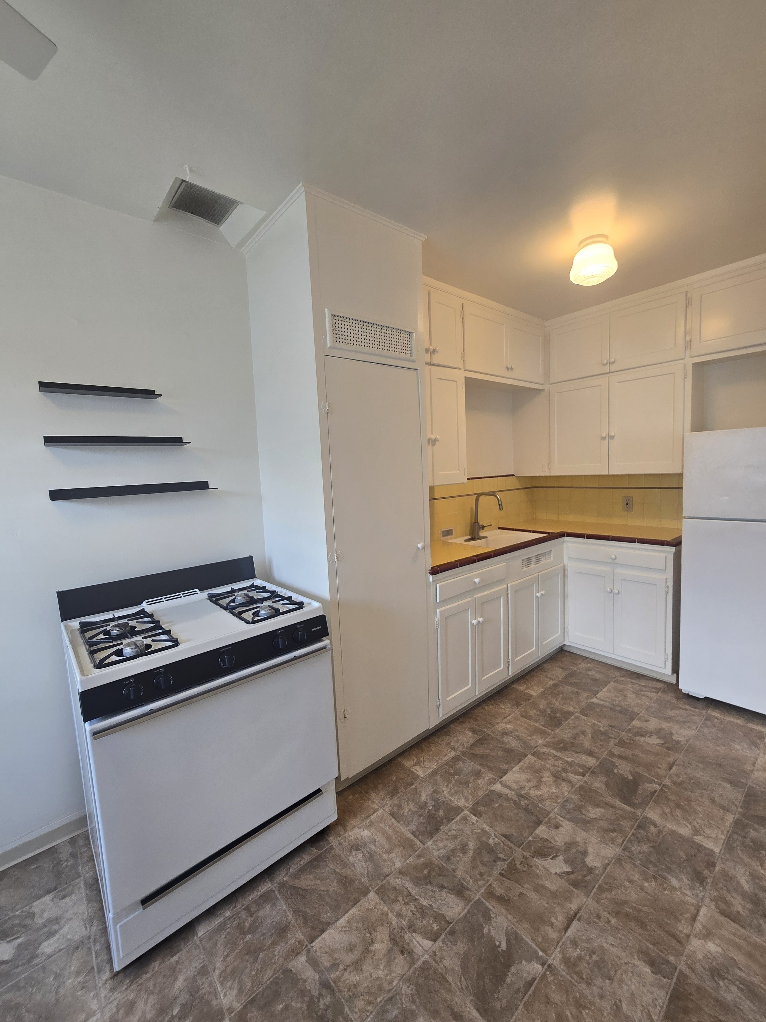 3724 Ingraham Kitchen.jpg