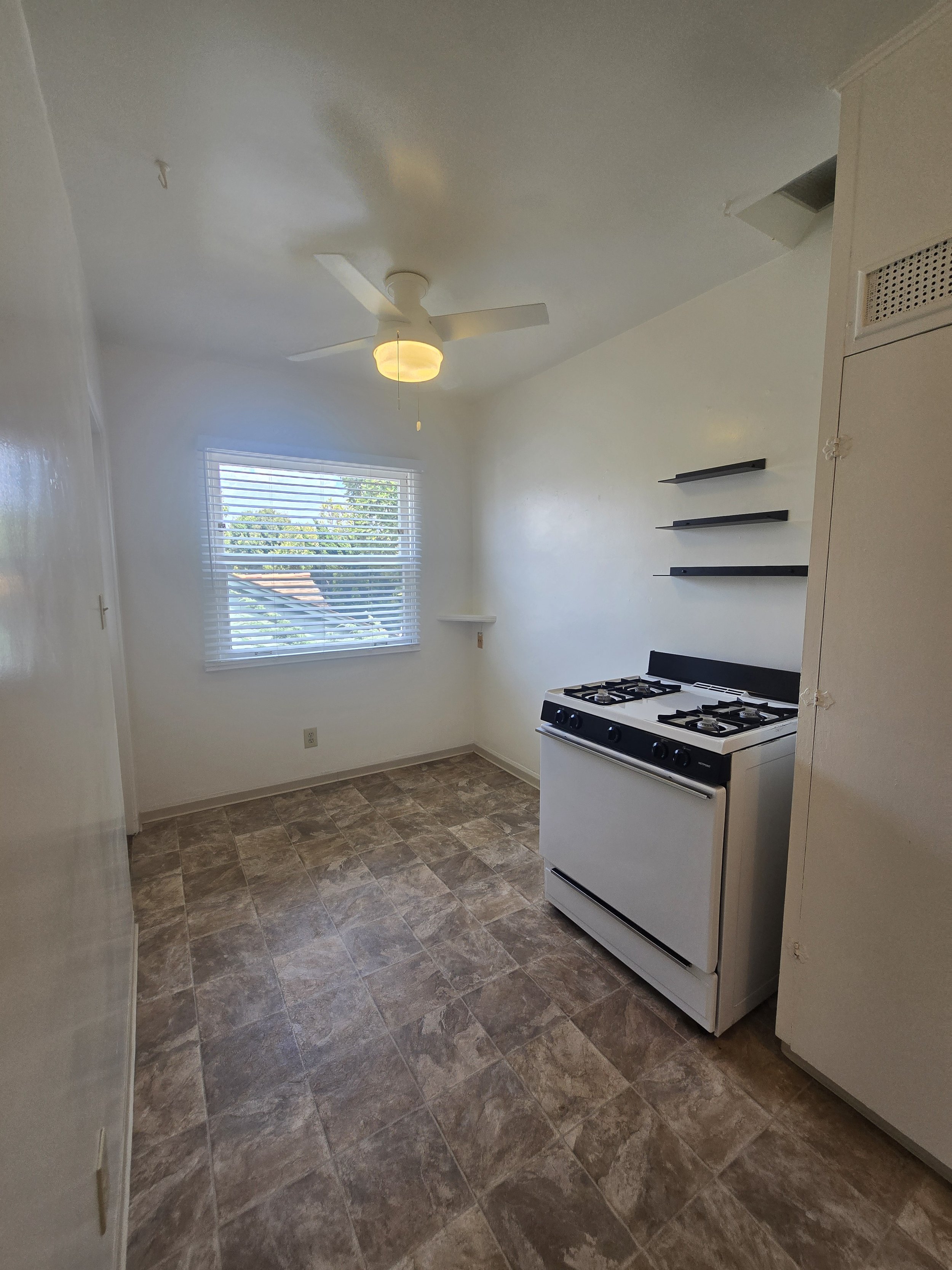 3724 Ingraham Kitchen1.jpg