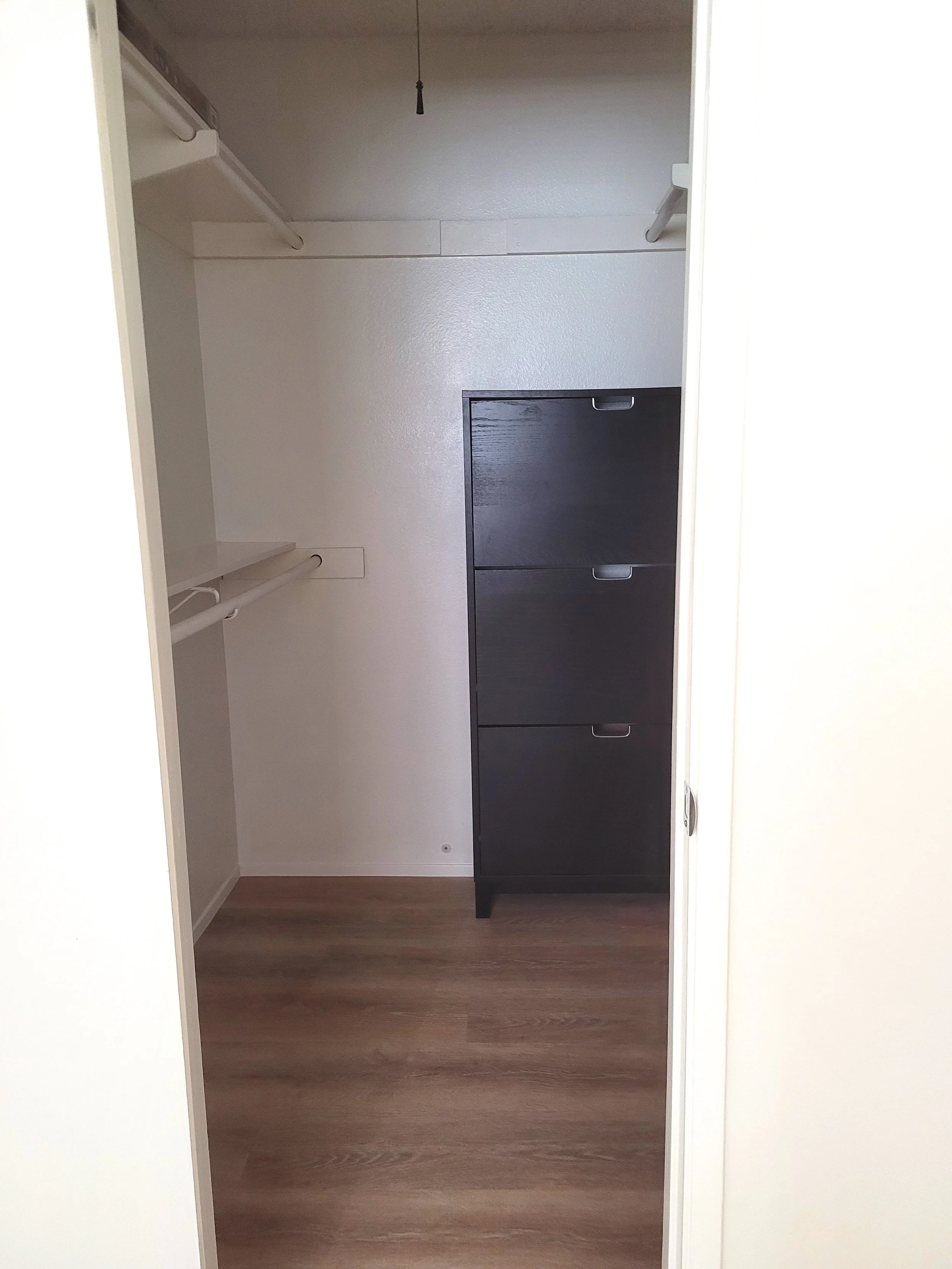 1827-B Missouri Bed2closet.jpg