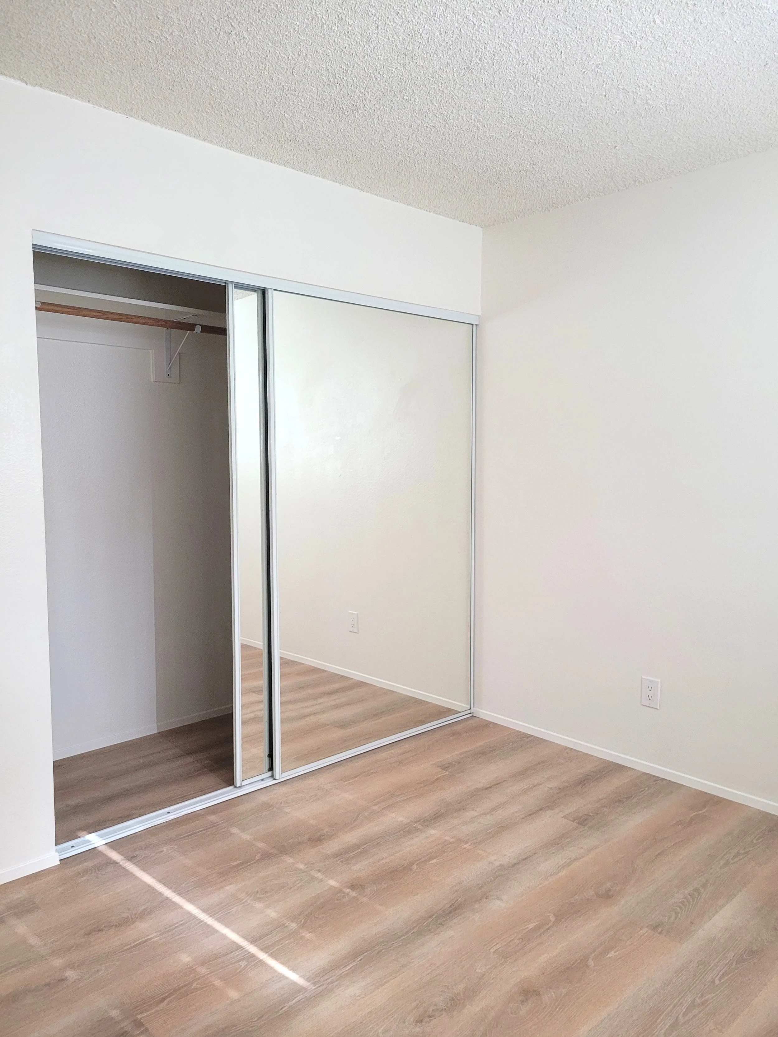 1827-B Missouri Bed closet.jpg