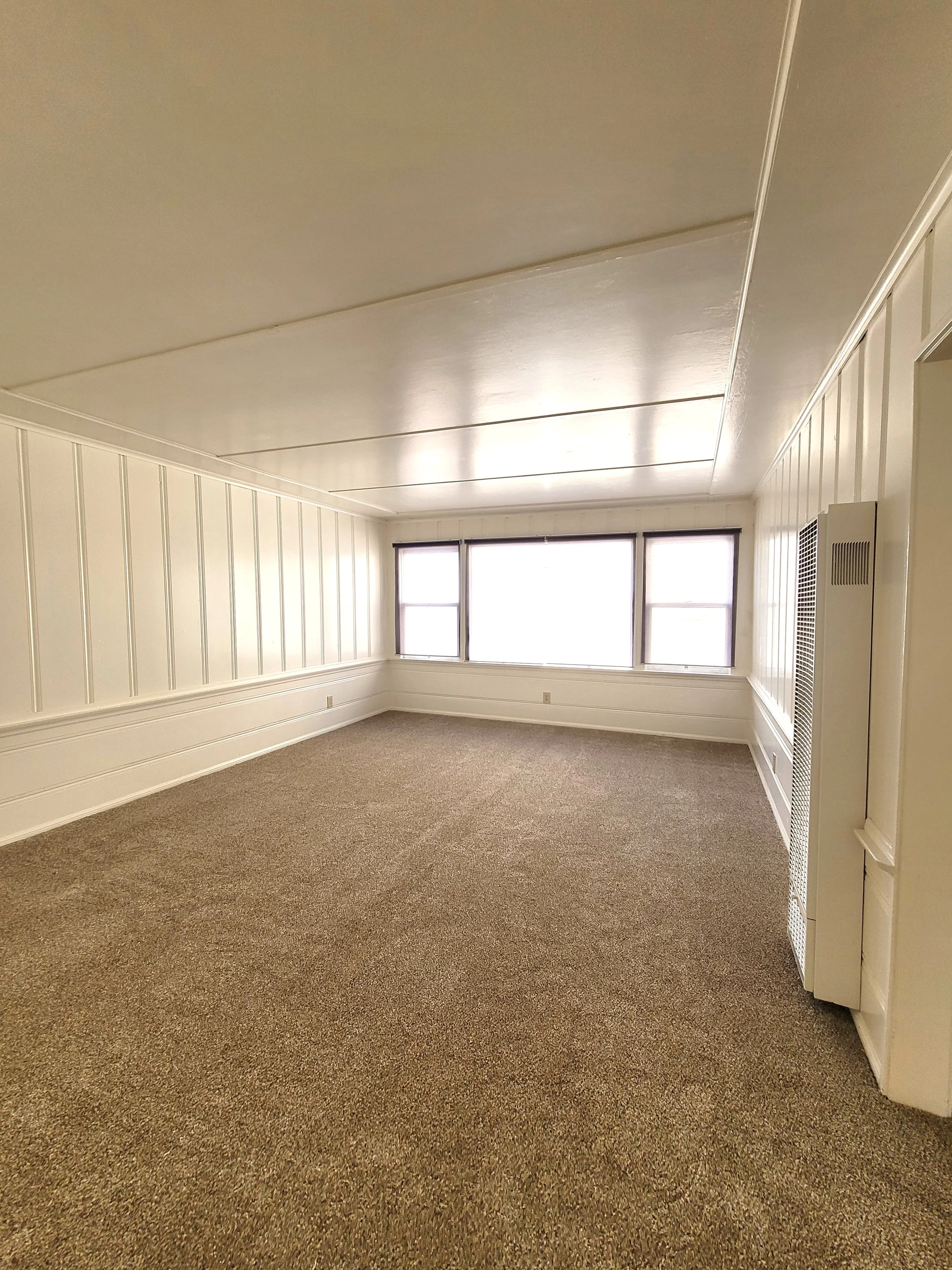 734 Emerald Living room 1.jpg