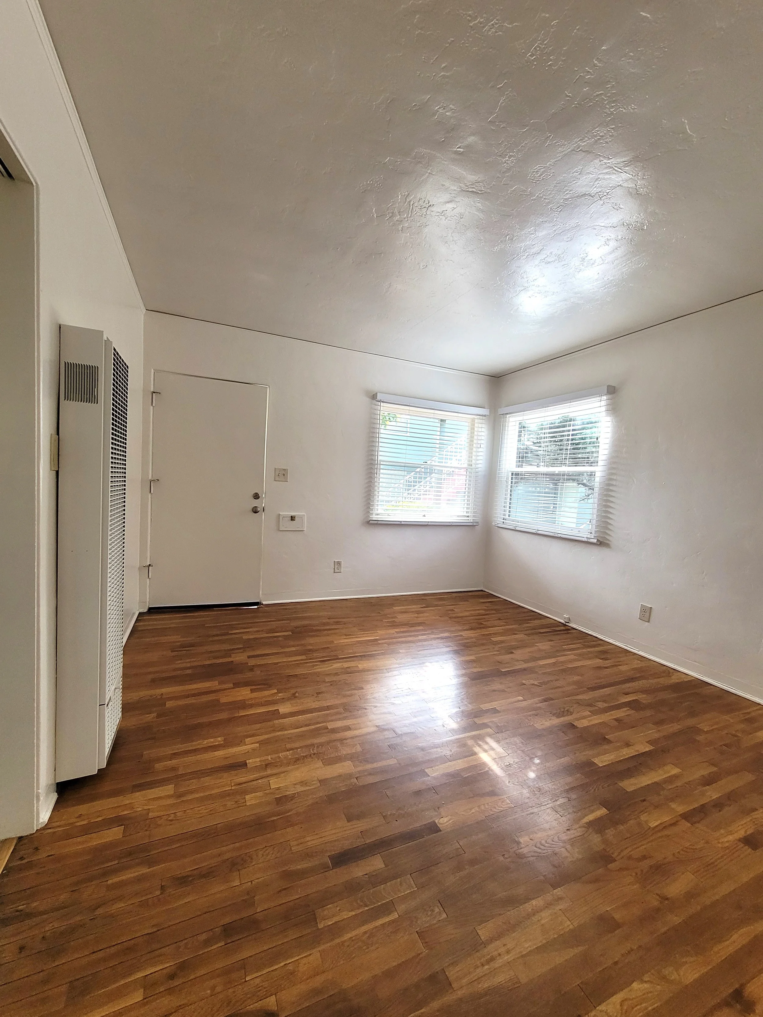 3718 Ingraham Livingroom.jpg