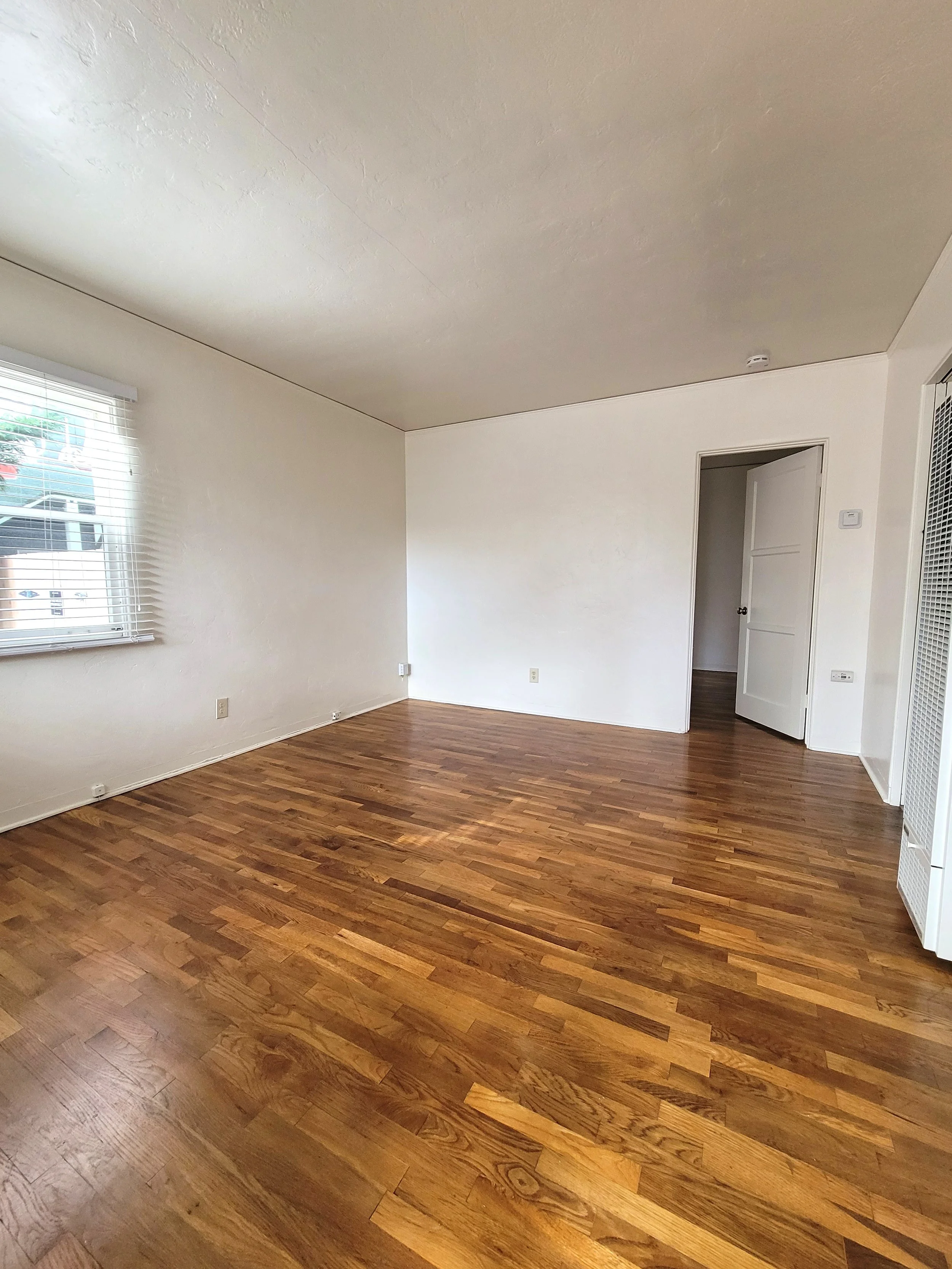 3718 Ingraham Livingroom2.jpg