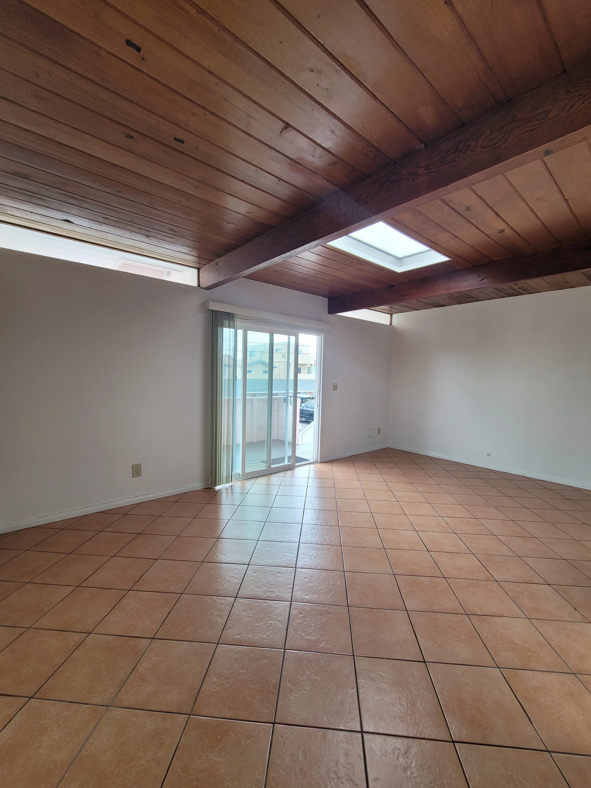748 Wavecrest living room.jpg
