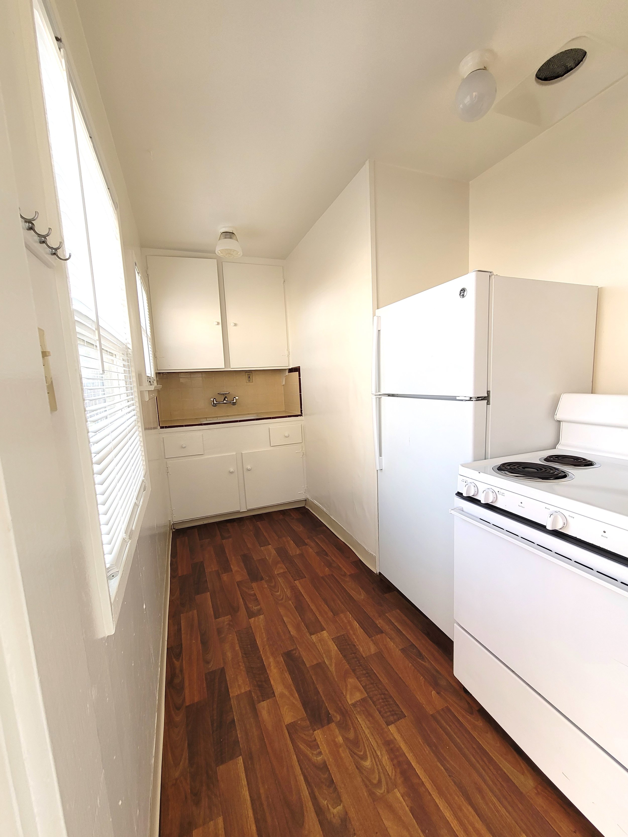 732 Emerald Kitchen applances.jpg
