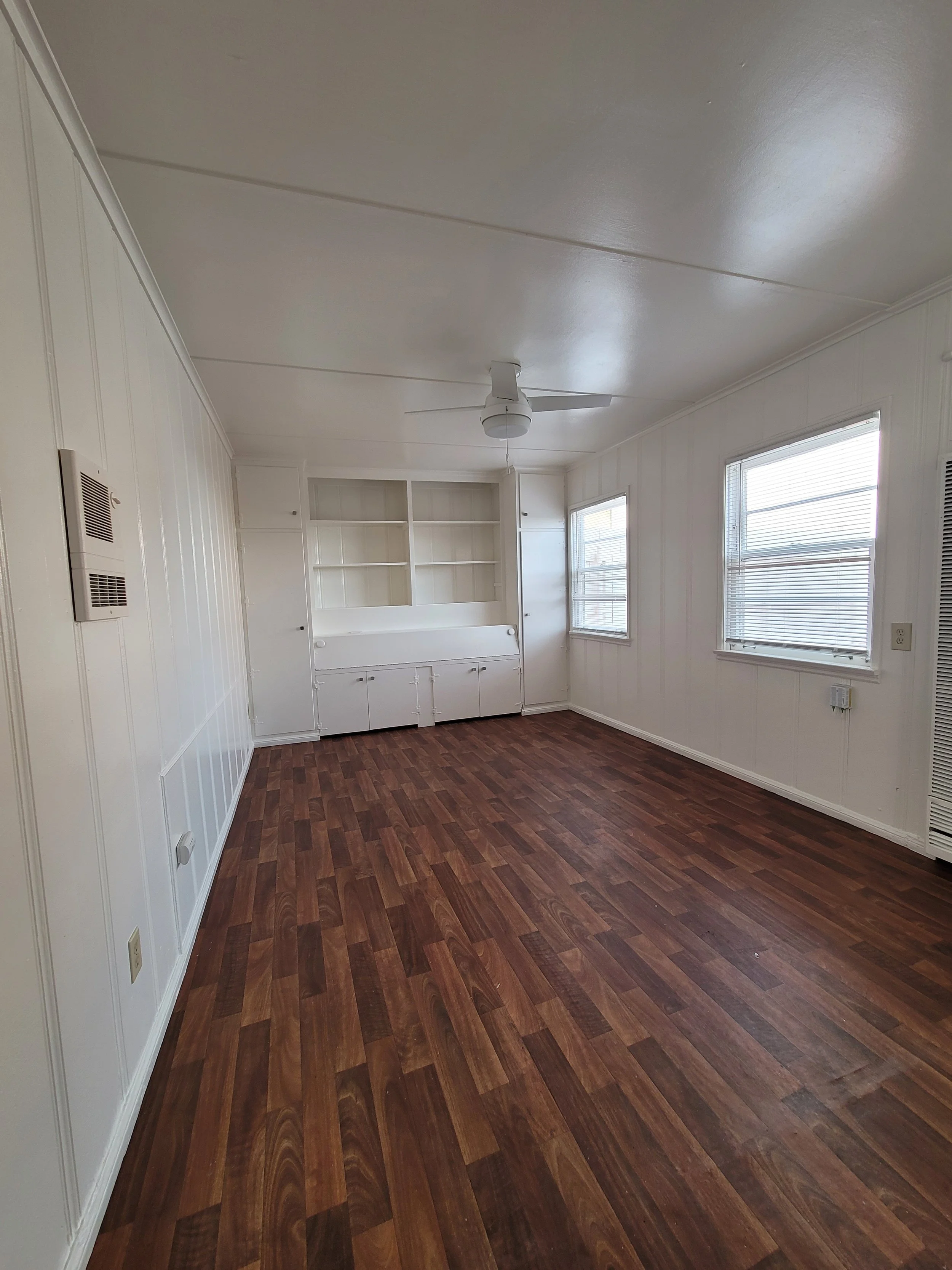 732 Emerald Livingroom .jpg