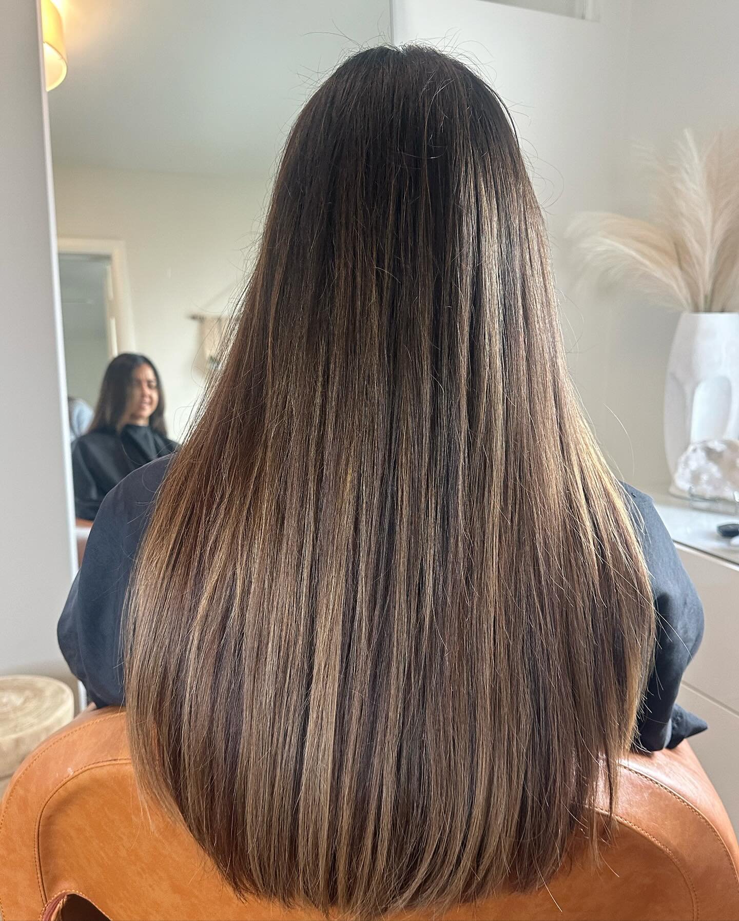 &ldquo;Swipe to see the magic! ✨ From short to stunning with these hair extensions.
.
.
.
.
 #HairTransformation #BeforeAndAfter #HairExtensions #GlamorousLocks&rdquo;