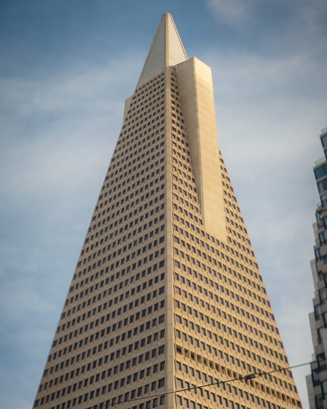 「 Pyramid of the Bay 」
The 2nd tallest skyscraper in SF. The facade of the building is cover in crushed quartz which gives it it&rsquo;s light color.
.
.
#transamerica #sf #skyscraper #streetofsf #streetphotography #filmmaking #35mm #anamorphic #baya