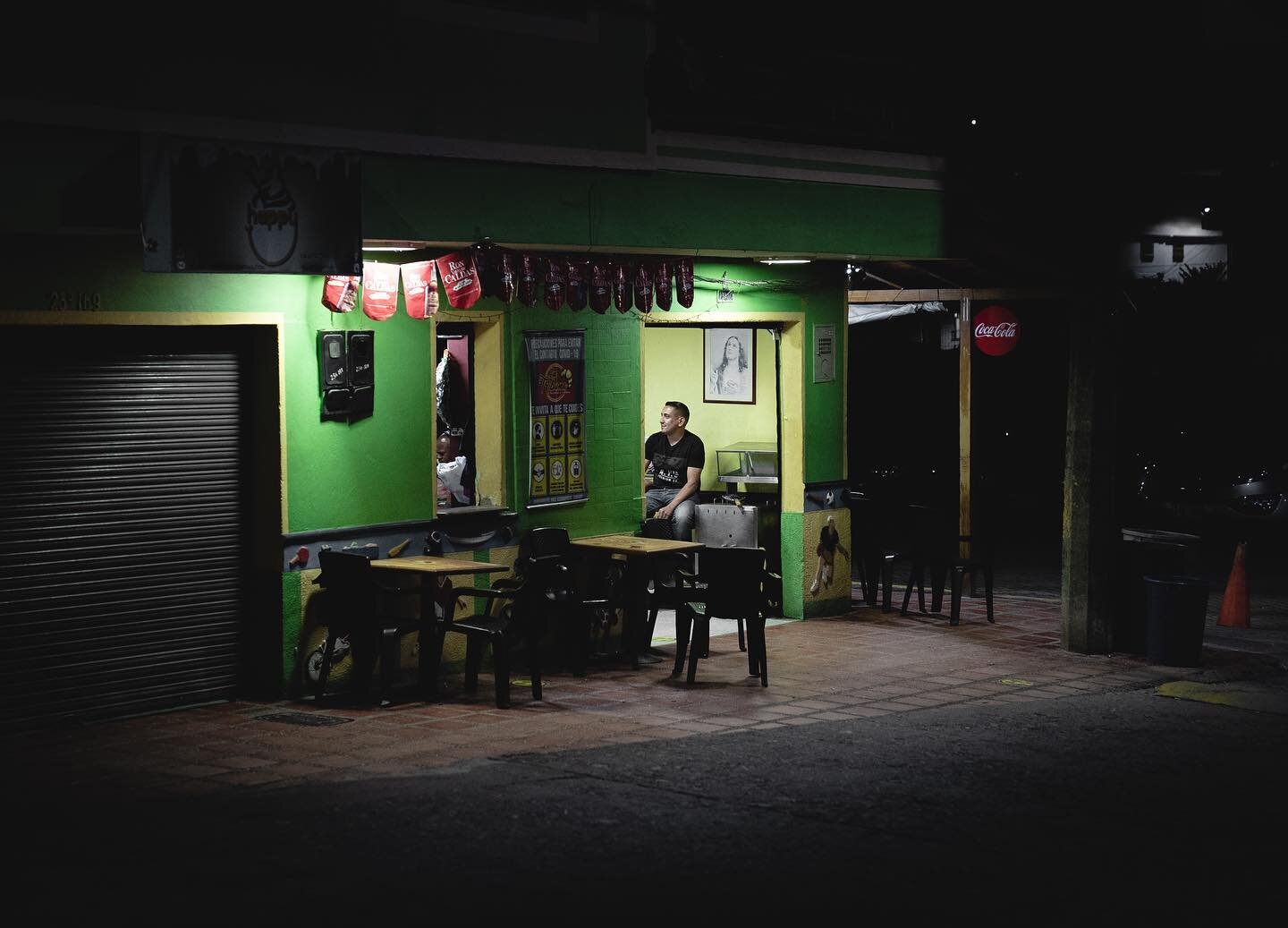 「 Nightlight 」
.
It&rsquo;s been awhile since I&rsquo;ve roamed the night to see what&rsquo;s behind the shadows
.
.
#local #latinamerica #streetphotography #moodyphotography #nightshot #streetleaks #amigos #dailylife #seetheworld #sonyimages #green 