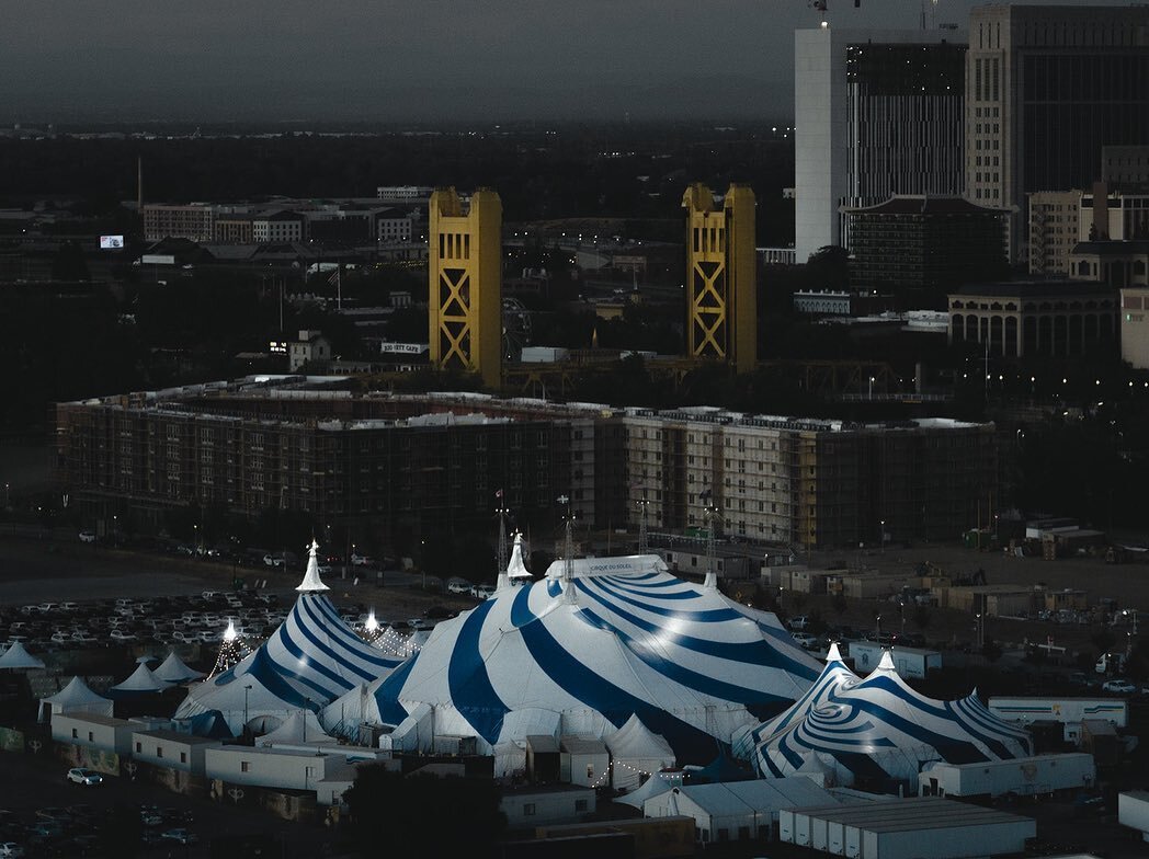 「 Cirque du Soleil 」
.
@cirquedusoleil 
.
.
.
#cirquedusoleil #sacramento #visitsacramento #california #towerbridge #moodytone #birdseyeview #dark #goodinc #ariel #droneshots #arielphotography #sacafterdark #exploremidtown