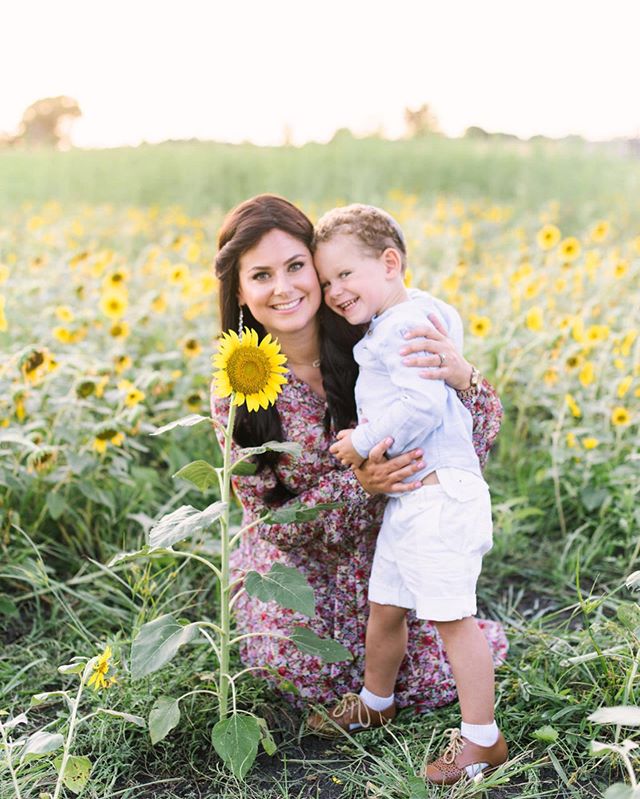 It&rsquo;s been quiet around here as I took a break from posting on social media 😅 anyone else have a hard time being consistent with sharing? I&rsquo;m back now though and excited to share beautiful photos with you all ❤️ .
.
.
.
.
#sunflower #hous