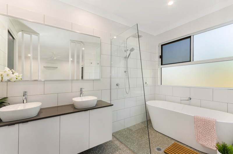EllisDevelopments_EnsuiteBathroom_Hamptons_Townsville_BuildersBlogHeader_GorgeousDesign.jpg