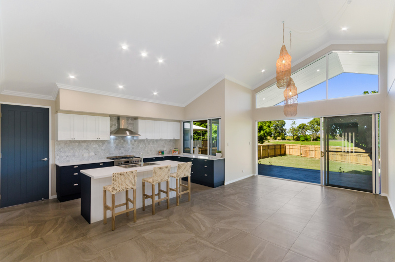 EllisDevelopments_Kitchen_Hamptons_Townsville_BuildersBlogHeader_GorgeousDesign.jpg