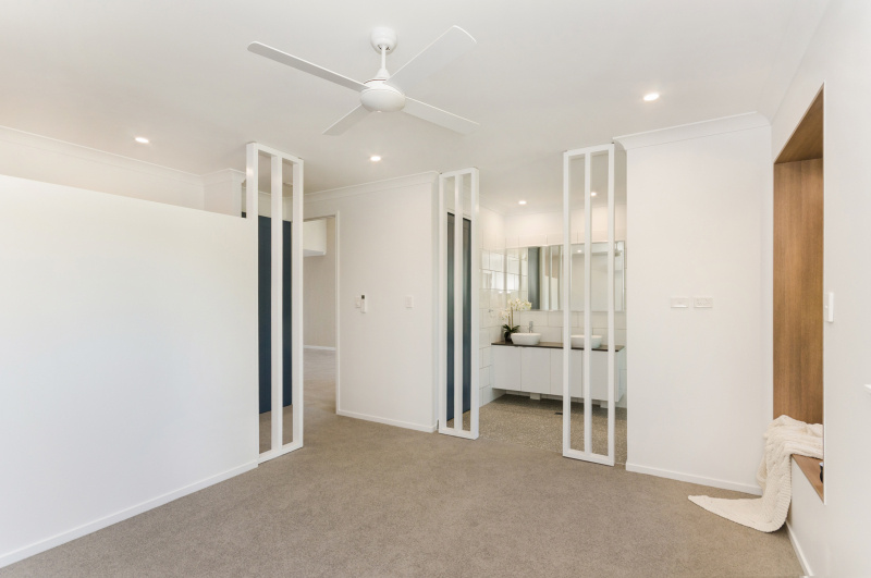 EllisDevelopments_MasterbedroomEnsuite_Hamptons_Townsville_BuildersBlogHeader_GorgeousDesign.jpg