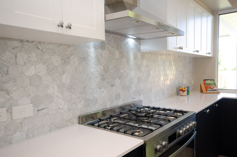 EllisDevelopments_Kitchen2_Hamptons_Townsville_BuildersBlogHeader_GorgeousDesign.jpg