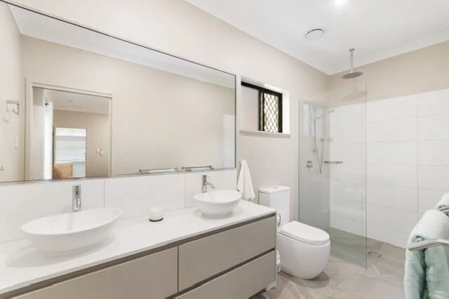 The Royale Ensuite Bathroom.jpeg