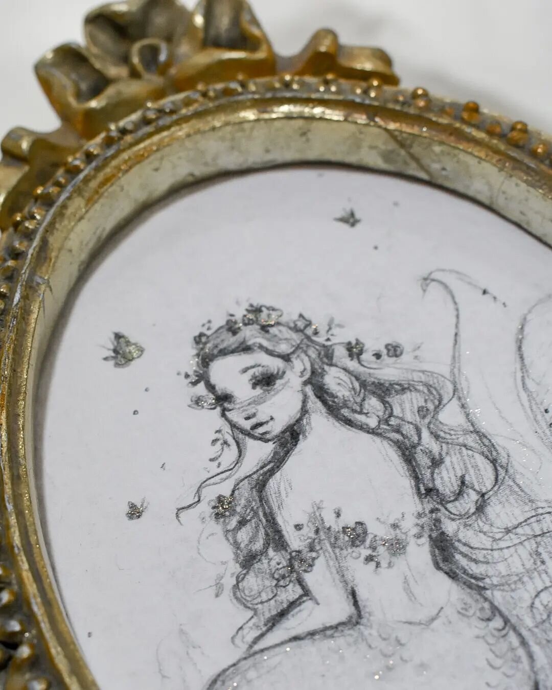 Three new fantasy glitter embellished sketches available this Thursday!✨️ These originals each already come in their own vintage frame!🤗 Stay tuned!✨️✨️
.
.
#Mermaid #mermaidsketch #fantasyart #mermaiddrawing