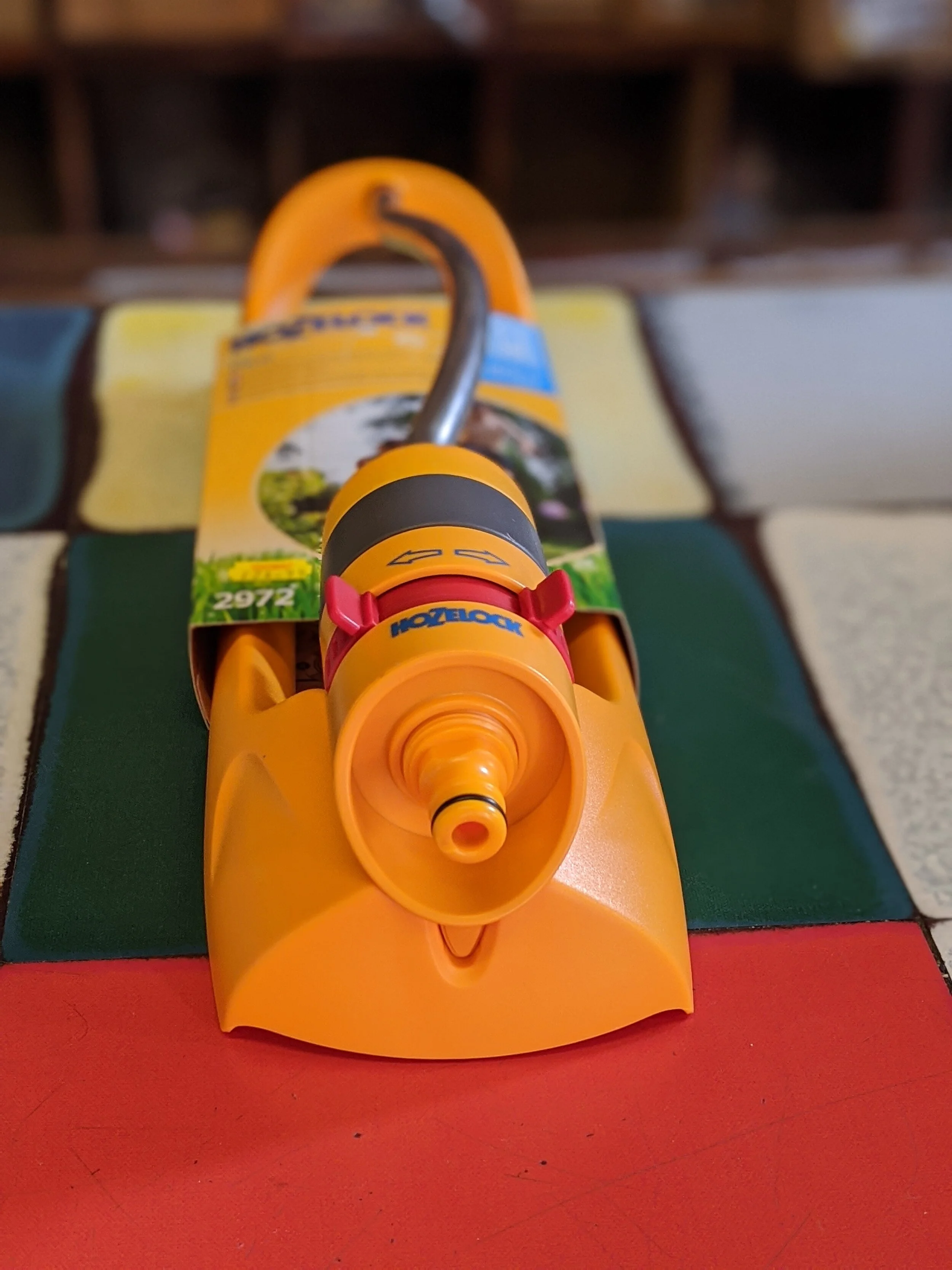 hozelock-garden-hosepipe-rectangular-area-sprinkler-180m2-front.jpg