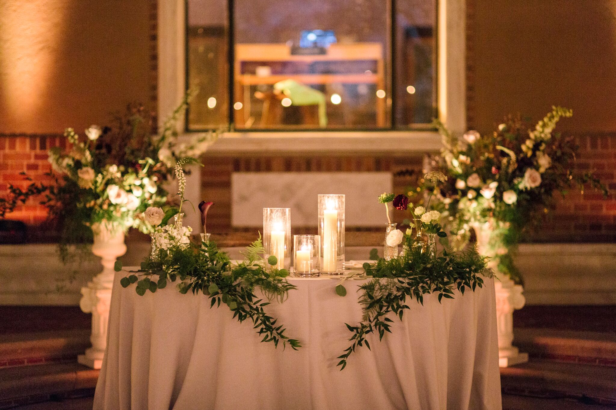  Lorie &amp; Adam’s sweetheart table at The Paramour Estate- Photo by Rainbeau Tharp 