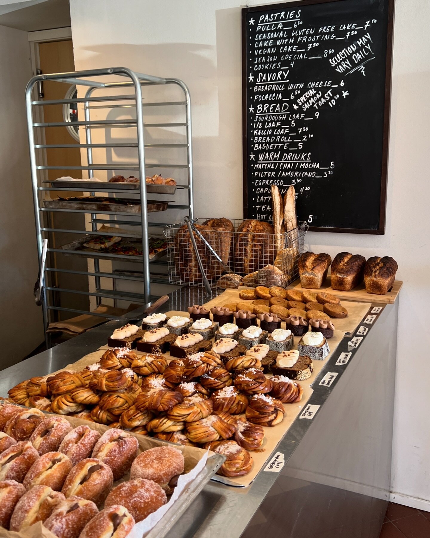 This week is yummy! Cinnamon rolls, cardamom buns, chocolate berliners, lemon poppy seed cake, banana bread with peabut butter frosting, chocolate cake&hellip; 🥹

Happy Wednesday &lt;3

#way #helsinki