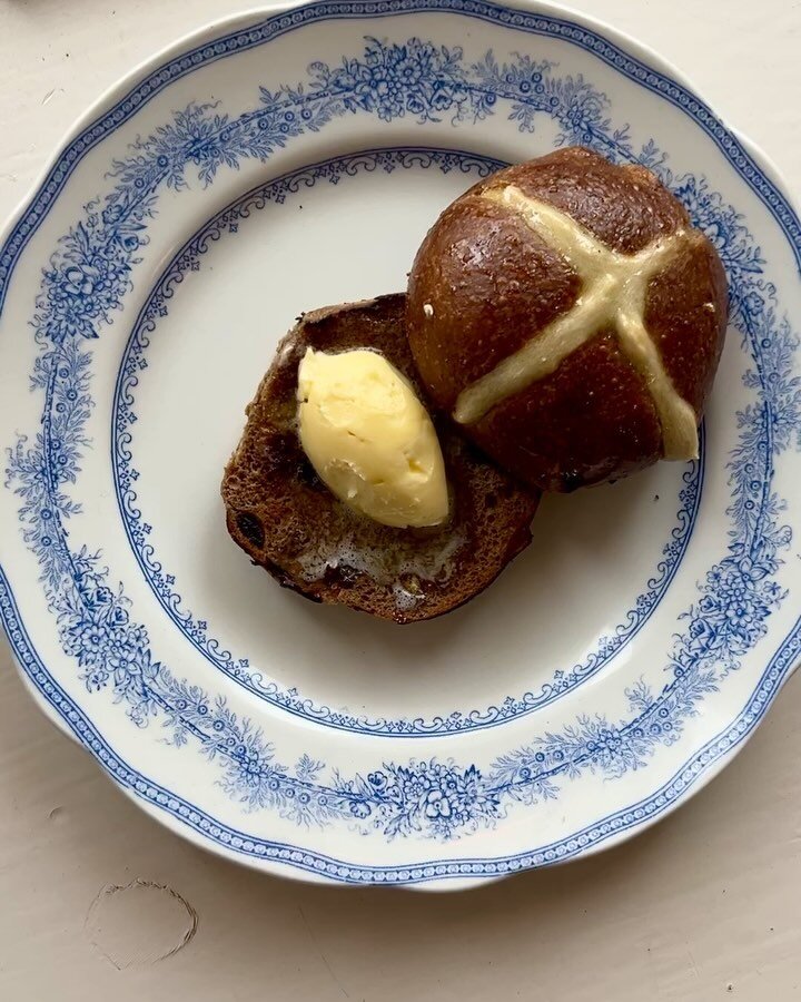 Can&rsquo;t beat a warm Hot Cross bun smothered in butter, right? Richly spiced and fruit-studded seasonal buns are here 🐣✨🧈 Toasted and generously buttered when served up.

#way #helsinki