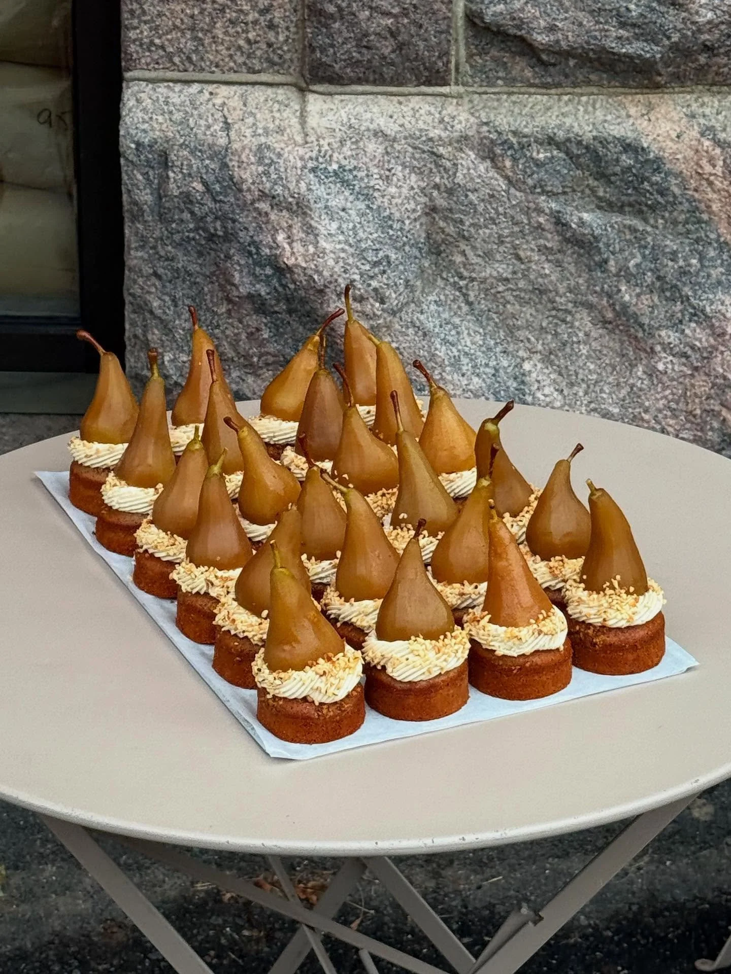 Our weekend special is here. Fragrant and sweet with Earl Grey and poached early autumn pears 🍐

- Earl Grey &amp; pear cake

On the counter at Kallio for the next days, pop in.

#way #helsinki