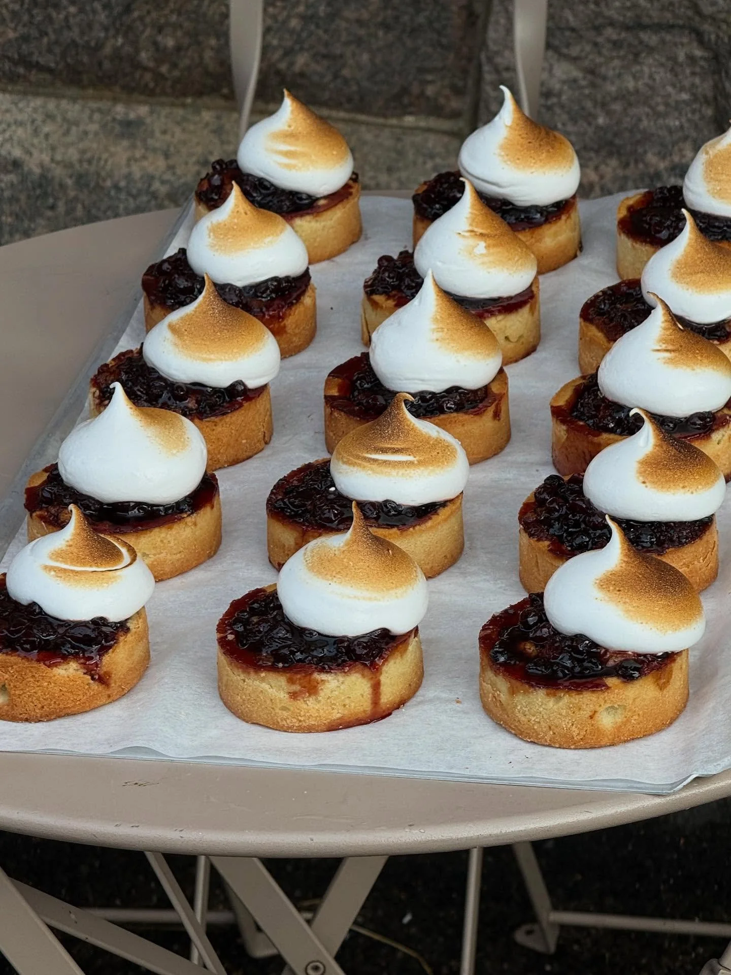 Some great autumn energy at Kallio today! Swing by for a redcurrant tartelette; our yummy weekend special.

#way #helsinki