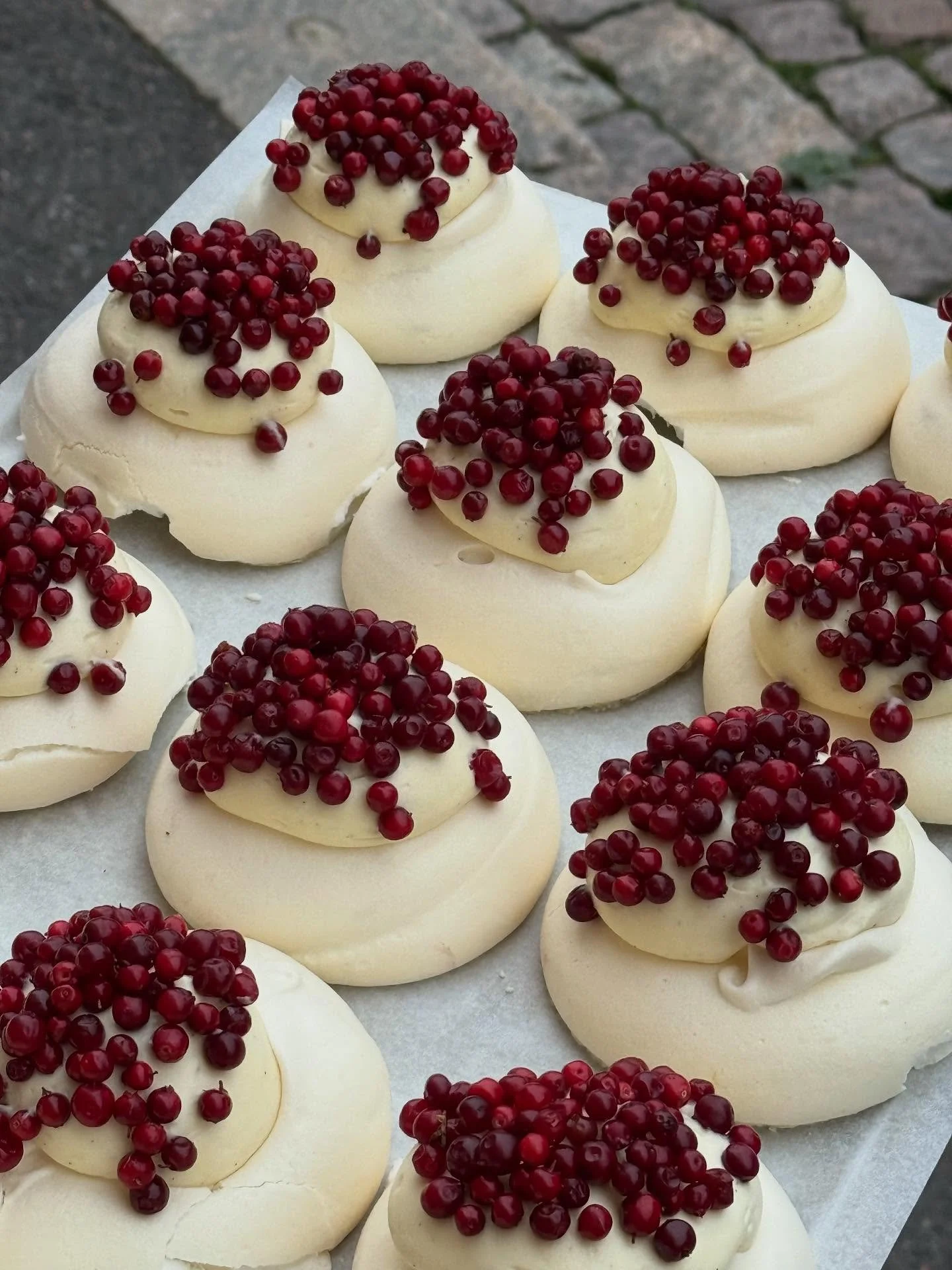 The queen of desserts dressed for autumn! Lingonberry pavlovas on the counter at Kallio for the next days.

Have a lovely weekend, see you!

#way #helsinki