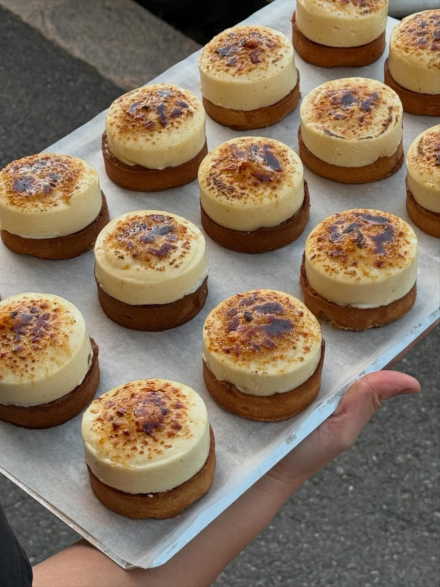 Weekend&rsquo;s here and we have apple tartelettes with silky-smooth cr&egrave;me chiboust at Kallio for the next days. What a glorious way to end this beautiful October week. 

Have a g🍎🍎d one!

#way #helsinki