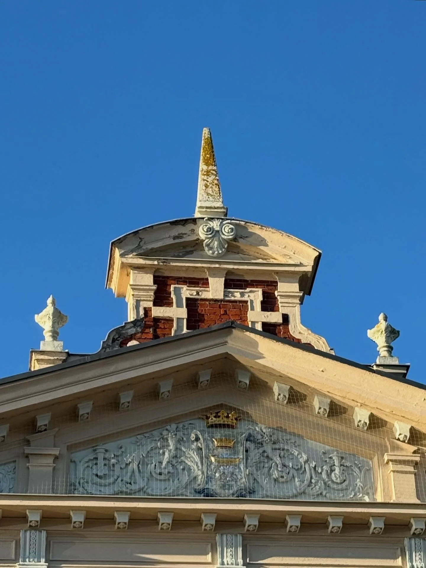 Nothing more comforting than a hearty bowl of hot soup these days! Traditional salmon soup is now on the menu at Vanha kauppahalli; always served with our yummy malt bread. 

Available every day until sold out🧜

Opening hours 

Mon-Fri 9.30 &ndash; 