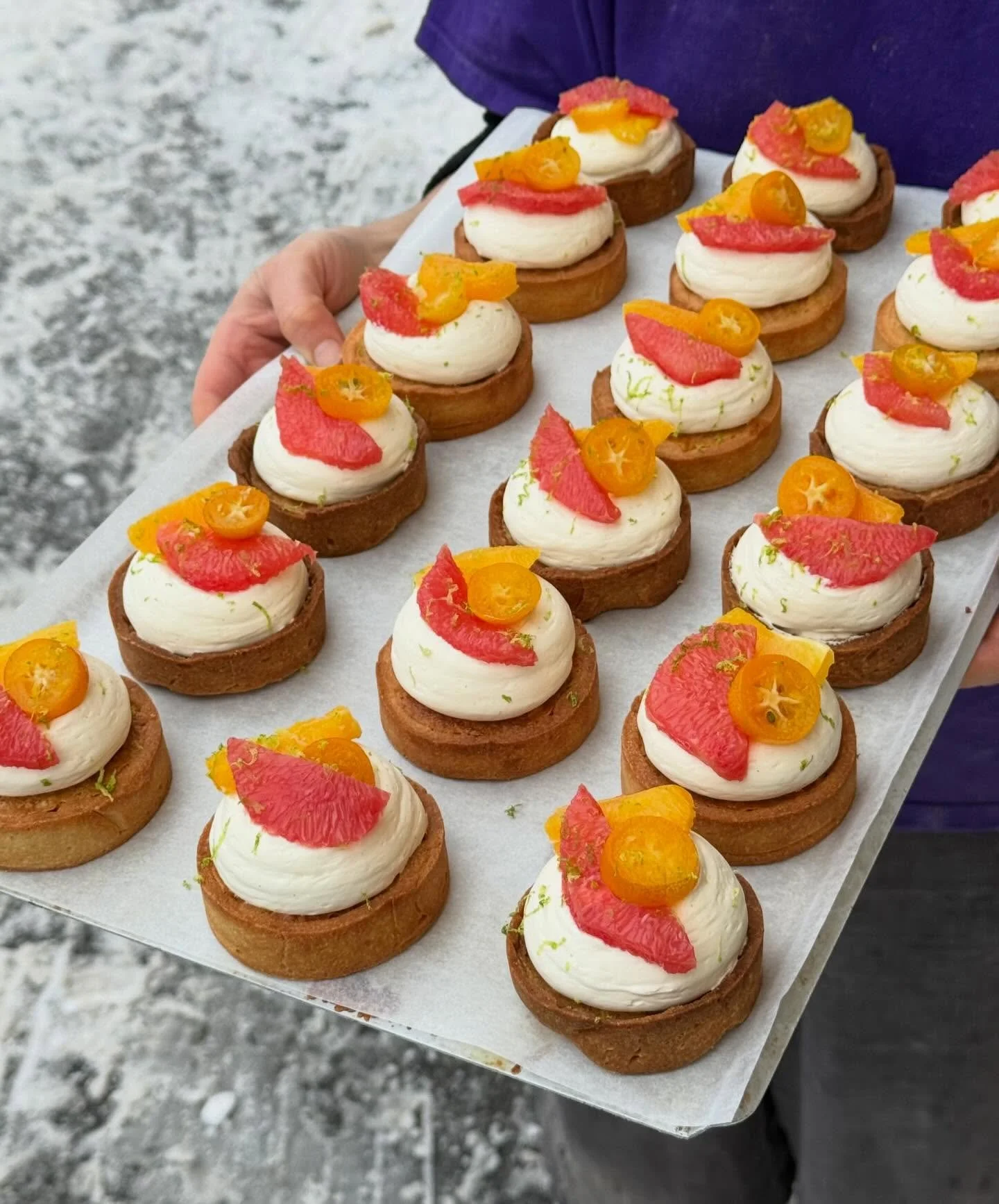 Bright energy for the first days of the new year🍋

- Citrus tartelettes

Now on the counter at Kallio, come by.

#way #helsinki