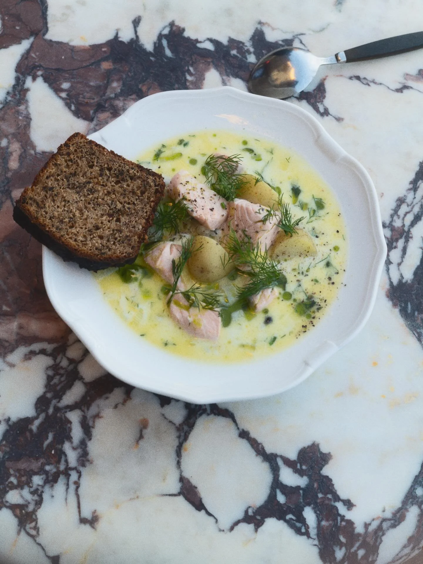 Nothing beats a bowl of hot soup on a winter day! Traditional salmon soup and gorgeous views over Helsinki&rsquo;s south harbour are served at and around Vanha Kauppahalli from Monday till Saturday, all day long 🐟🐟🐟

Opening hours:

Mon-Fri 9.30&n