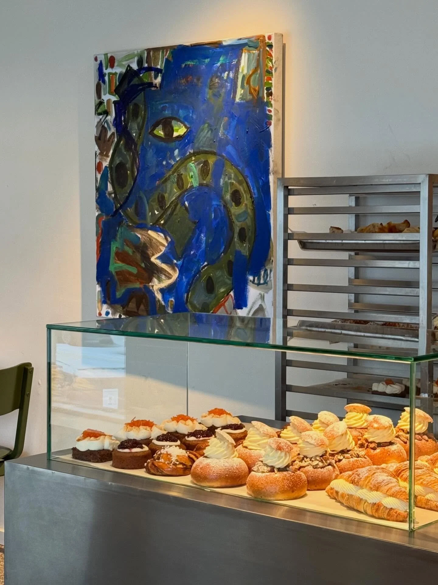 Treats du jour and a lovely art piece by our dear friend @tuukkatammisaari at Herttoniemi.

#way #helsinki