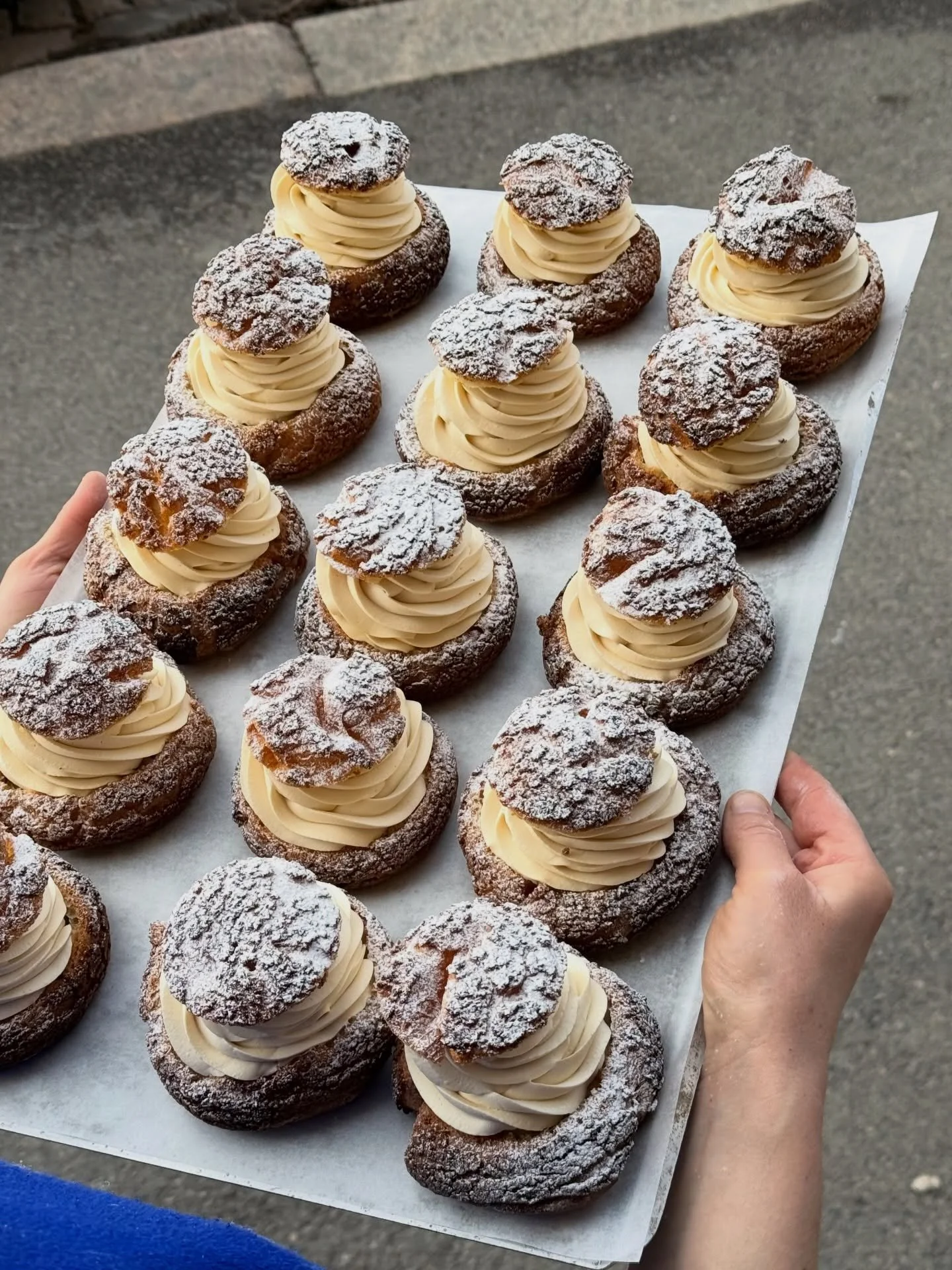 We have choux &agrave; la cr&egrave;me w/ caramelized apple on the counter for the next days and they are so yummy🍎

Pop by to get yours and have a lovely weekend! 

#way #helsinki