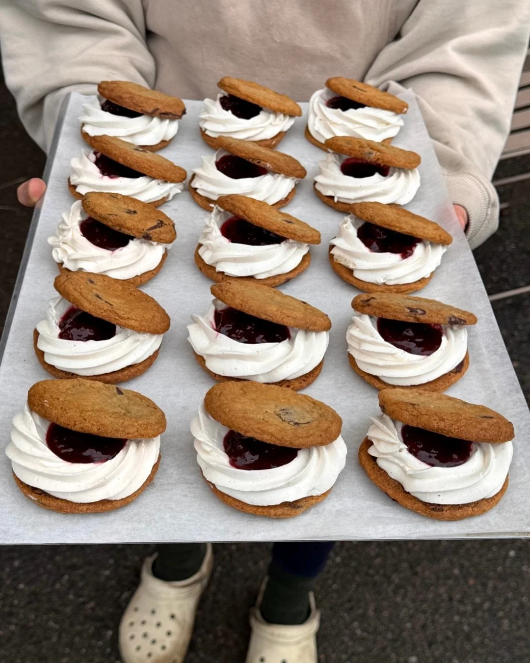 c🍪🍪kie sandwiches for the weekend!

- Chocolate chip cookie, cherry jam, vegan cream cheese swirl

yummy! On the counter now and the next two days🍒

#way #helsinki
