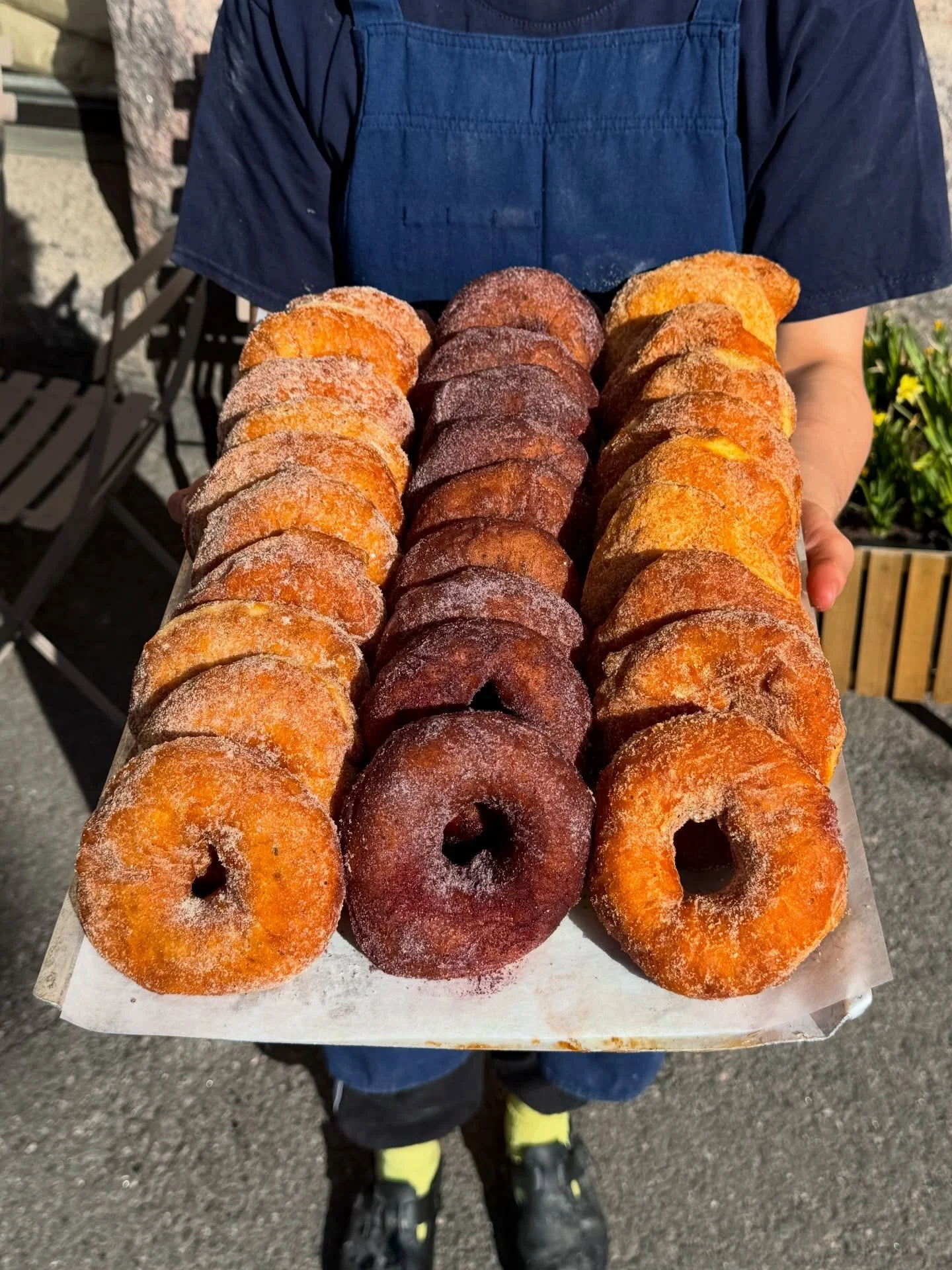 The time is right for sugar-coated lips and fingers! We have three different munkkis to get you there: lemon-sugar a.k.a the classic, blueberry and tajin.

Classic on the counter at all of our locations, others mainly at Kallio. Come get them :)

#wa