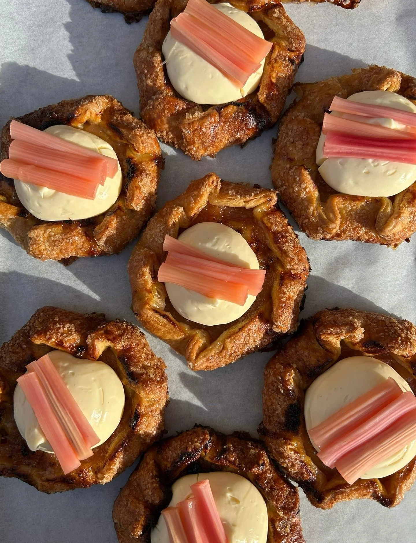 Come around to have a very cute galette with cr&egrave;me p&acirc;tissi&egrave;re &amp; poached rhubarb this weekend🎀

#way #helsinki
