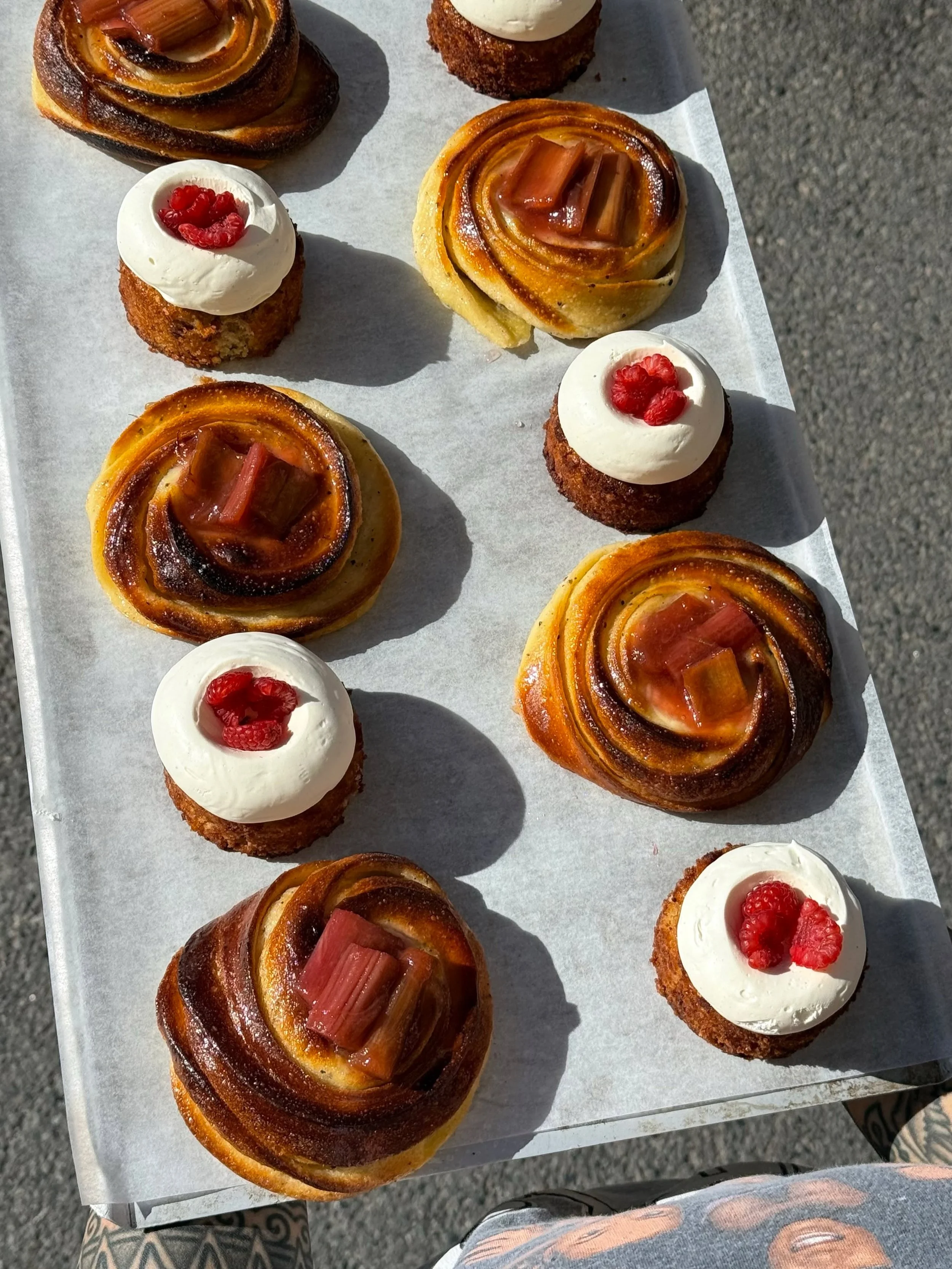 Flirting with the prospect of warmer months and the nearing abundance of fresh summer produce with some rhubarb-vanilla buns and raspberry-coconut cakes🌱🌱🌱

#way #helsinki