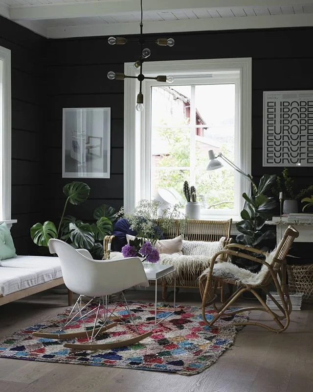 Sommerkveld i stua. Og her sitter jeg og tenker at stua må males. Forslag til farge?