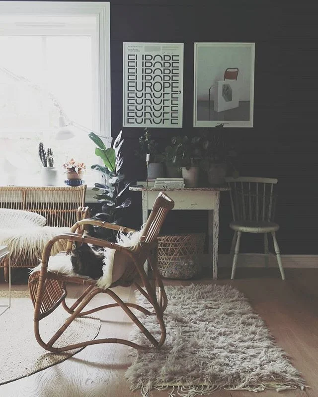 Utemøblene står inne, snøen ligger nedover fjellsidene, en ny eske stearinlys ble med hjem fra butikken. "Skulle vi fyrt i ovnen"? Sommeren er stille, den har gjemt seg og nekter å komme frem. Jeg har høst i hodet. Leser bøker og ser serier. Føler meg melankolsk og tankefull. Liker det, på en måte.