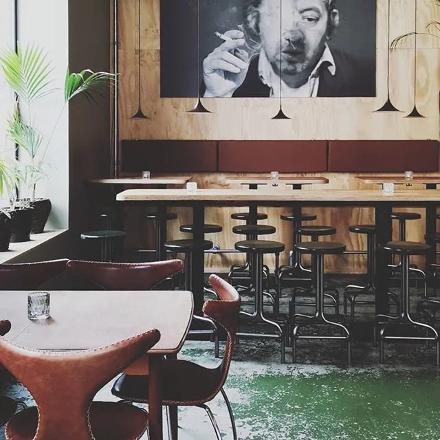 //BERGEN//
Bergen er minner. Noe som pirker borti hjertet mitt. Bergen har puls, men også dette rolige. Med slake veier opp til Fløien, kveldssol, striregn, flettehender, lukten av kanelboller. Vi var spontane og reiste hit for noen dager. Lot jentene våre få være med på restaurant seint på kvelden. Kjente hvor fint det var å ta ting på sparket. Si ja når de foreslo noe. Vise hvor jeg og pappaen møtte hverandre, hvor vi kyssa for første gang (ææsj!), hvor vi pleide å danse og hvor vi spiste lunsj. Og jeg fikk noen timer alene. Med podcast på øret og byen stille utenfor. Sittende på kafé med spennende mennesker med historier i øynene utenfor. Jeg fikk klem og en full pose av unike, fine ting på @heimbryggen, spiste byens beste bao buns på @sumo_restaurant, sov godt på Grand Terminus, drakk kaffe på @detlillekaffekompaniet, spiste mandelbolle på @godtbrodmarken, kunne spist flere tacos på @nedre_nygaard_bar, shoppet på @weekdayofficial og følte meg hjemme.