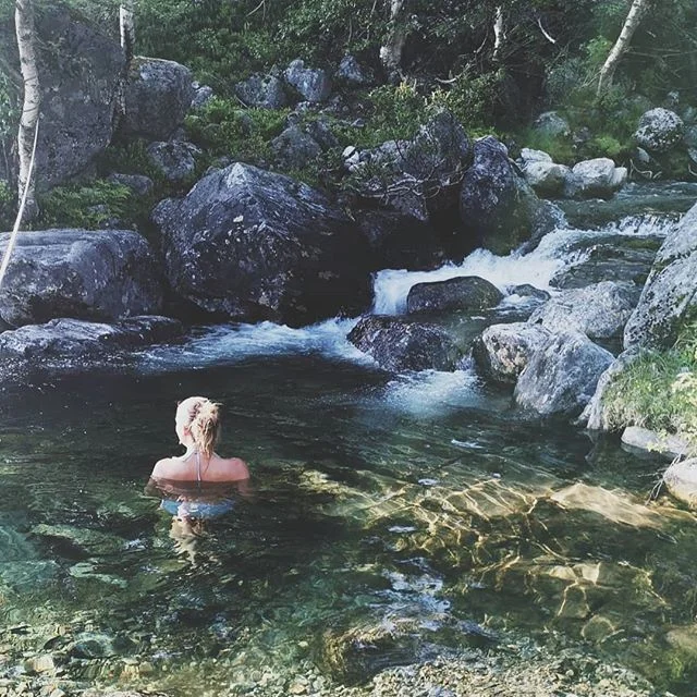 //SAMSPILL//
Når naturen er på lag
Striregn på ruta når jeg gråter 
Evig kveldssol når jeg stråler
Rullende steiner i fjellet når jeg raser
Da slenger jeg en high five i lufta og hvisker takk