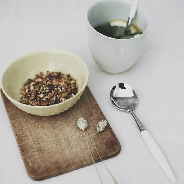 //SUNFJORD BESTIKK// Samarbeid med @hellebestikk. Vi bruker det hver dag, flere ganger om dagen. Vi holder det i hendene våre, kjenner tyngden eller lettheten. Vi legger kanskje ikke merke til det. Kniven, gaffelen, skjea, salatbestikket. Som en rekvisitt som skal gjøre det enkelt å få i seg energi. Det bare er der. Til den dagen du holder et bestikk i hånda som har en letthet og eleganse over seg som gjør at du studerer det litt nærmere. Ser på linjene. På skaftene som nesten føles myke i hånda. Sunfjord bestikk fra @hellebestikk utstråler en helt spesiell historie og kvalitet. Og i dag blir det tilgjengelig for deg også, men i et begrenset og eksklusivt antall. Kun 20 sett har blitt produsert. Bestikket er en manifestasjon av kvalitet i både design og utførelse. Som reklamen fra 1970-tallet så fint poengterer: ”Til den store festmiddagen, til de uhøytidelige sammenkomster – til et ganske alminnelig hverdagsmåltid: Sunfjord bestikk”. Dette er et arvestykke, en nydelig bryllupsgave, et bestikk å samle på og bli glad i. For den moderne, den klassiske og den nostalgiske. Et lite stykke norsk designhistorie. Du kjenner det når du holder det i hånda.

Bestilles på helle.no.