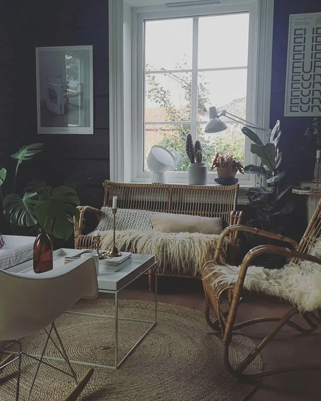 God morgen på en onsdag i juli! Jeg starter dagen min i denne stua, med yogamatta, litt egentid og fokus. Snart klar for full rulle, familie, bading og aktivitet. Men først litt ro. Lag deg en fin dag!