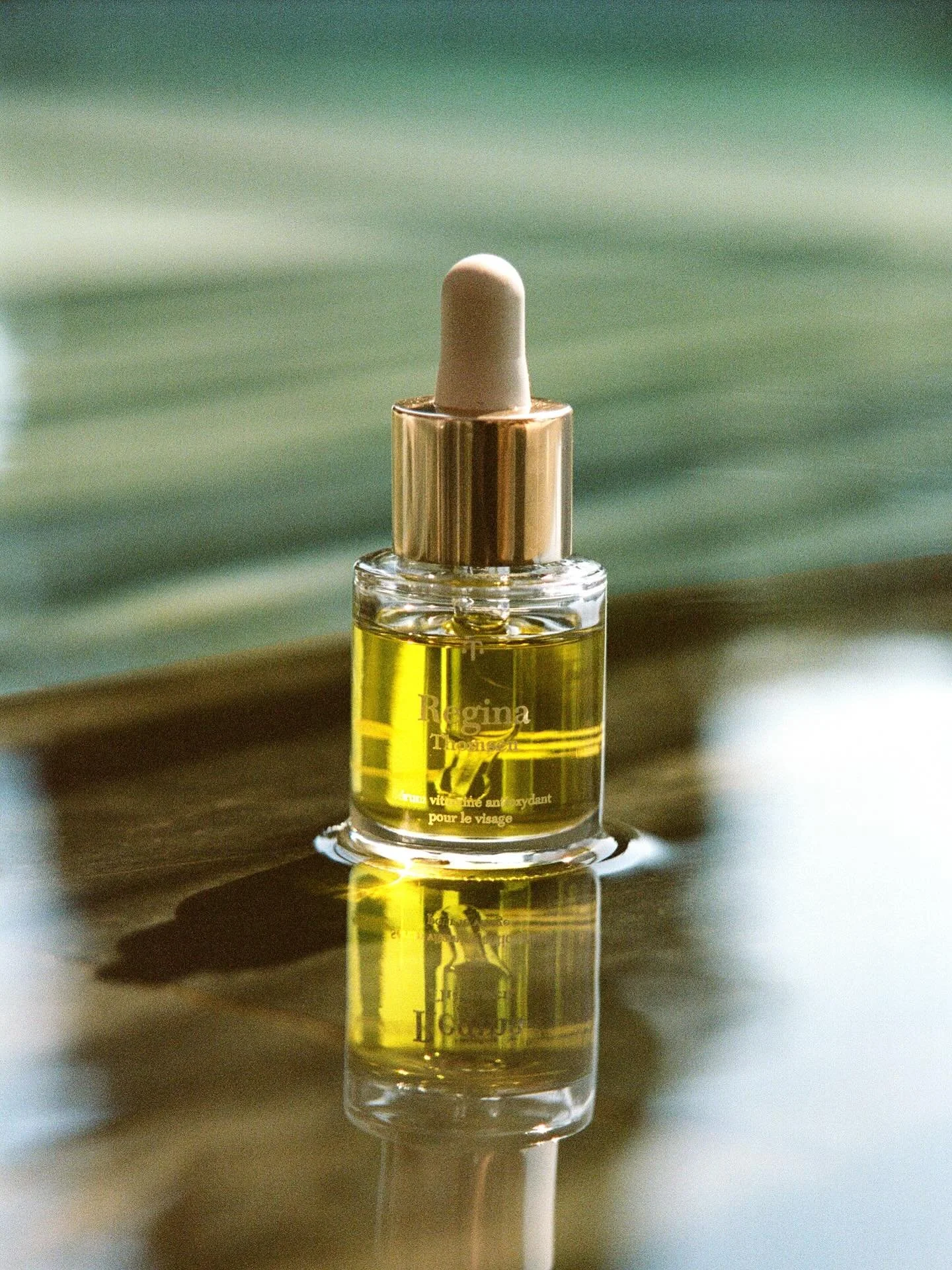 The golden touch your skin was waiting for. 
Discover our vitamin-rich facial oil for a radiant, even complexion.