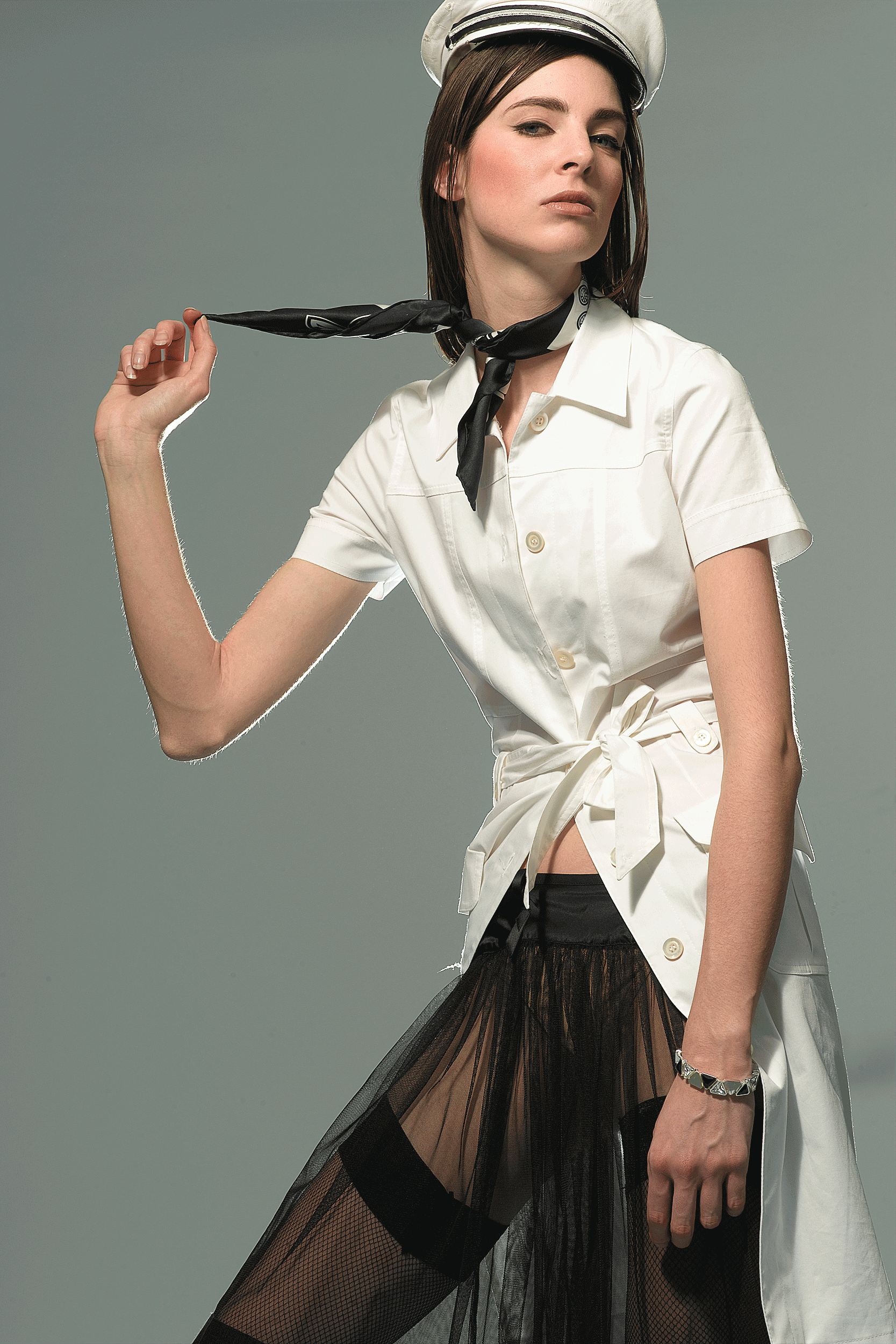 Laurence posant avec des accessoires de mode, studio professionnel
