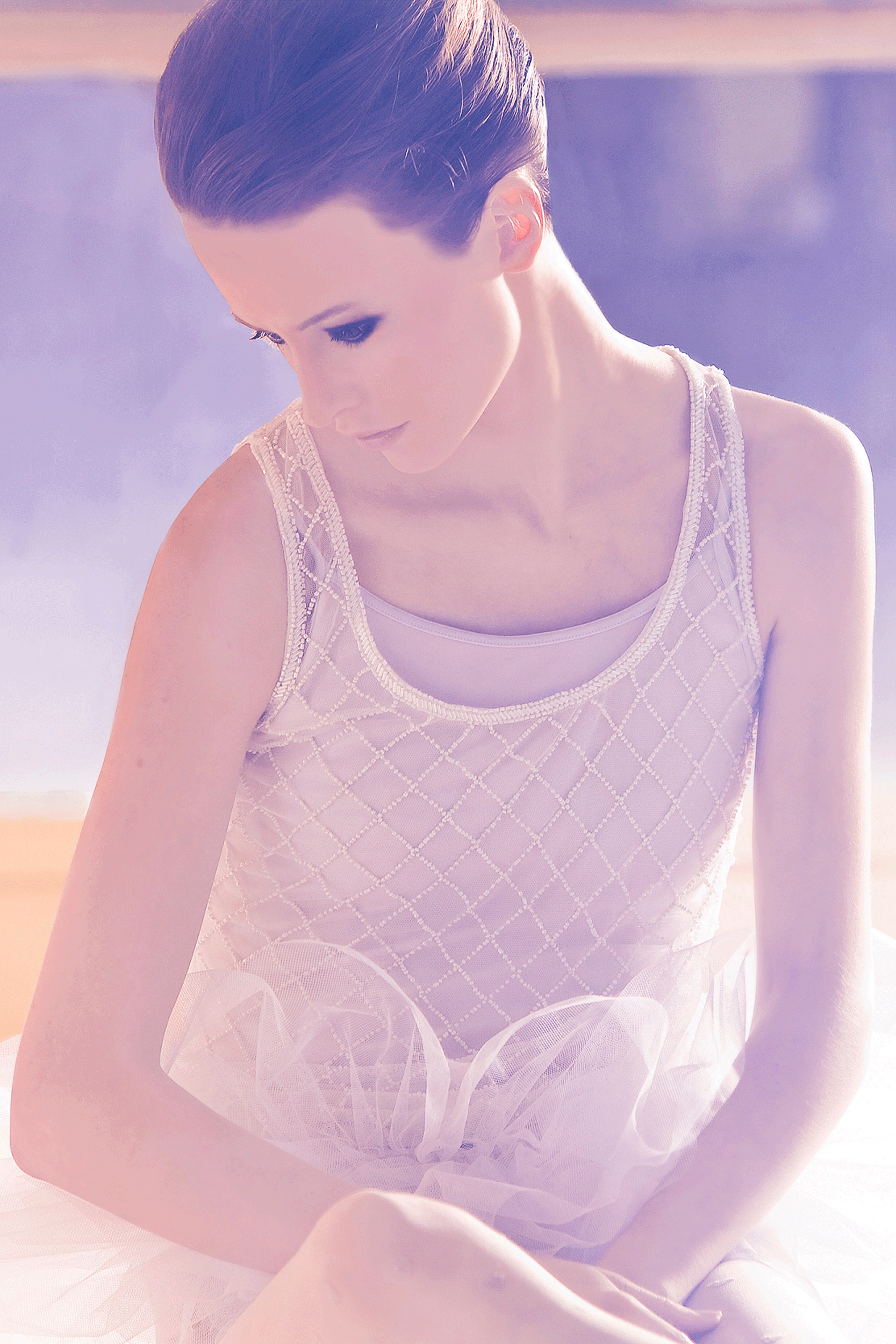 Laurence posant avec assurance lors d'un shooting mode en studio