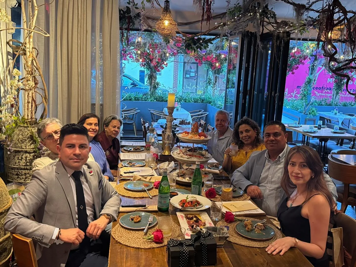 Queridos amigos del Club Rotario del Hist&oacute;rico Jackson Heights,

Con el coraz&oacute;n lleno de gratitud queremos darles las gracias por la confianza, el cari&ntilde;o y el respaldo que nos han brindado al Presidente H&eacute;ctor Ram&iacute;r