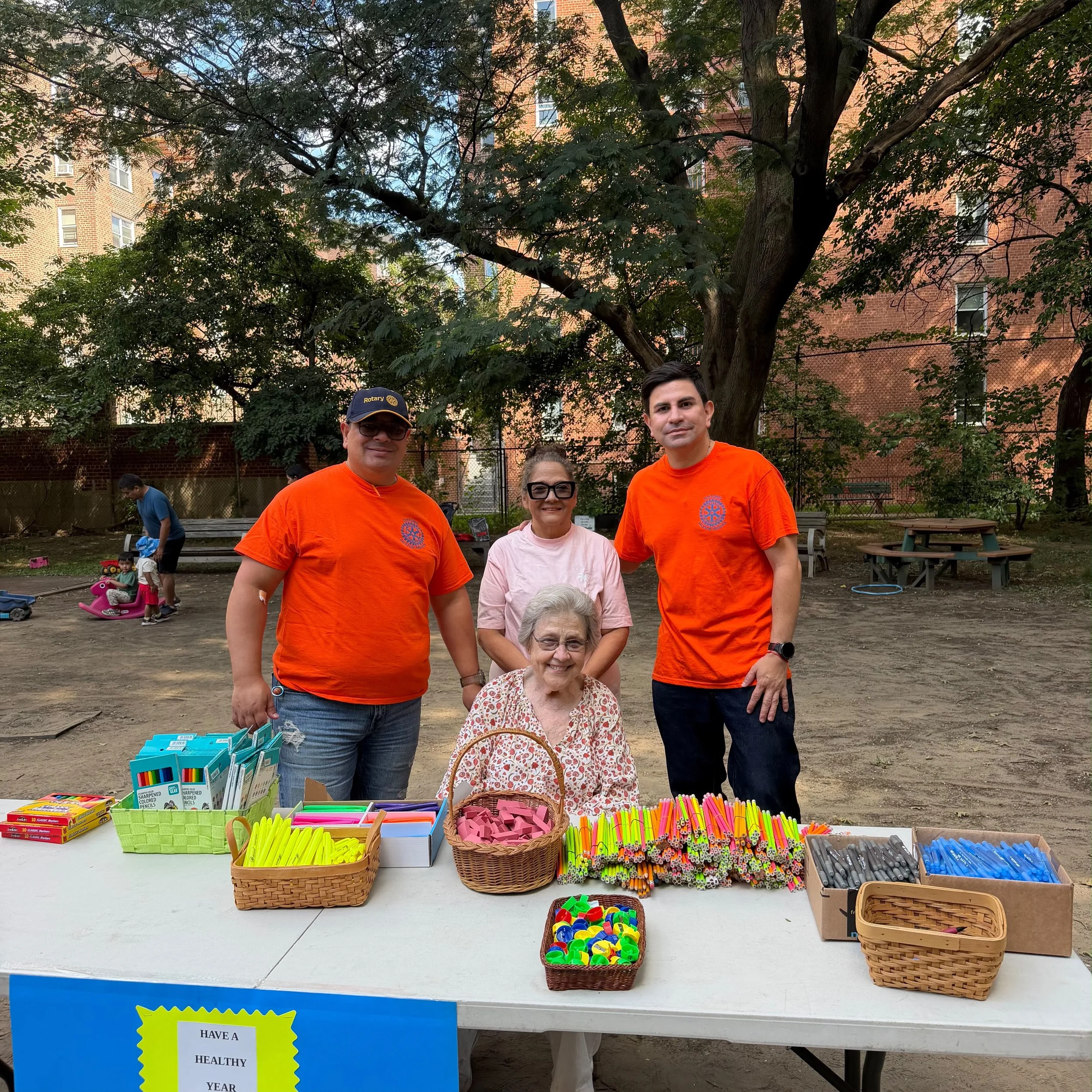 &iexcl;Juntos somos m&aacute;s fuertes! 💪🎒 Nos unimos a nuestros queridos amigos de la iglesia episcopal St. Mark&rsquo;s Episcopal Church durante su jornada mensual de despensa de alimentos para llevar alegr&iacute;a y apoyo a los ni&ntilde;os de 
