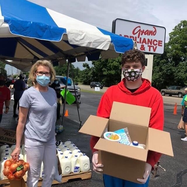 Yesterday we were glad to be able to serve our community by providing a space for food distribution and a hot lunch meal to hundreds of families at our Waukegan store location.  This was made possible by collaboration between Roberti Community House,